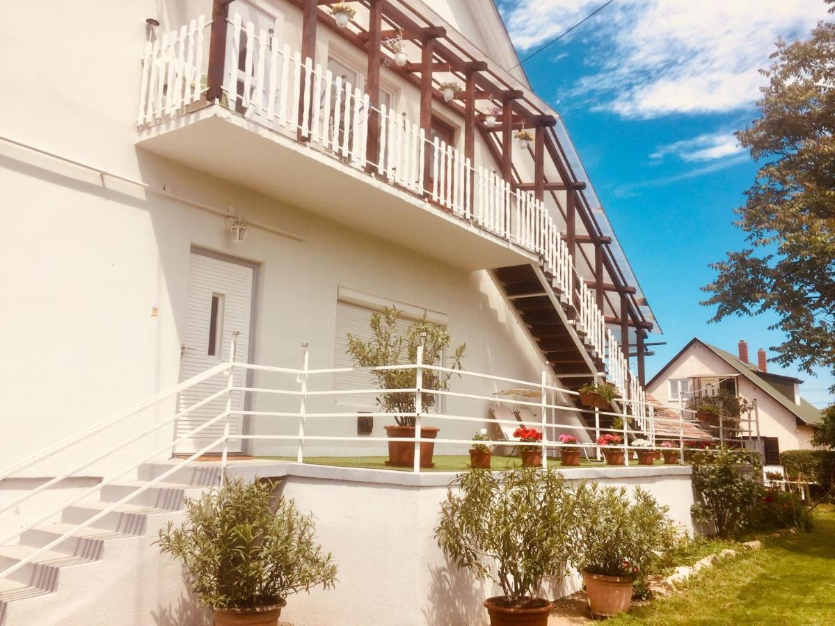 Lelle -Kert Apartman 03 Balatonlelle Exterior photo